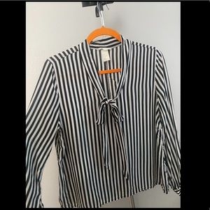 H&M blouse size 8. It fits like. Medium/slim Large